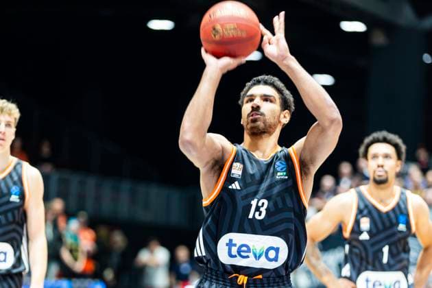 29.10.2025, xomx, Basketball BKT EuroCup 2025 2026, NINERS Chemnitz - ratiopharm ulm v.l. Mark Smith (Ratiopharm Ulm) am Ball Chemnitz