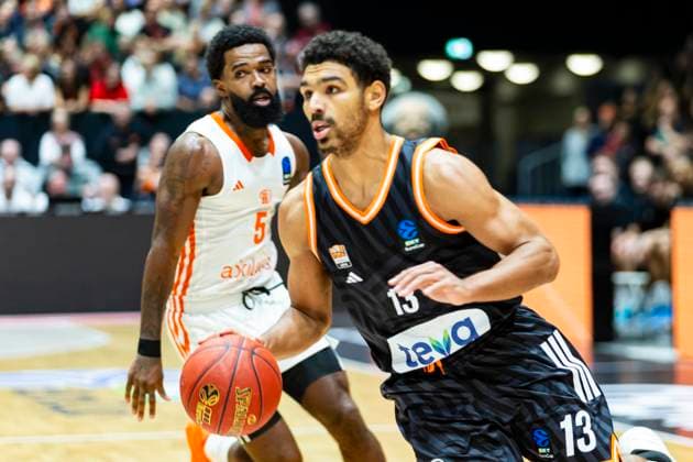 29.10.2025, xomx, Basketball BKT EuroCup 2025 2026, NINERS Chemnitz - ratiopharm ulm v.l. Mark Smith (Ratiopharm Ulm) am Ball im Zweikamf mit Corey Davis Jr. (Niners Chemnitz) Chemnitz