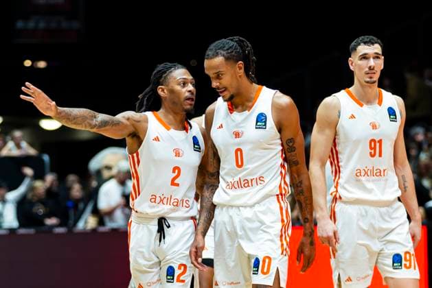 29.10.2025, xomx, Basketball BKT EuroCup 2025 2026, NINERS Chemnitz - ratiopharm ulm v.l. Nike Sibande (Niners Chemnitz), Kevin Yebo (Niners Chemnitz), Yordan Minchev (Niners Chemnitz) Chemnitz