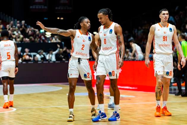 29.10.2025, xomx, Basketball BKT EuroCup 2025 2026, NINERS Chemnitz - ratiopharm ulm v.l. Nike Sibande (Niners Chemnitz), Kevin Yebo (Niners Chemnitz), Yordan Minchev (Niners Chemnitz) Chemnitz