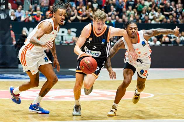 29.10.2025, xomx, Basketball BKT EuroCup 2025 2026, NINERS Chemnitz - ratiopharm ulm v.l. Kevin Yebo (Niners Chemnitz), Tobias Jensen (Ratiopharm Ulm), Nike Sibande (Niners Chemnitz) im Kampf um den ball. Chemnitz
