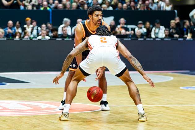 29.10.2025, xomx, Basketball BKT EuroCup 2025 2026, NINERS Chemnitz - ratiopharm ulm v.l. Mark Smith (Ratiopharm Ulm) und Nike Sibande (Niners Chemnitz) im Zweikampf am Ball. Chemnitz