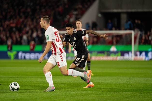 GER, DFB-Pokal 2. Runde, 1. FC Köln vs FC Bayern München Muenchen 29.10.2025, RheinEnergieSTADION, Köln, GER, DFB-Pokal 2. Runde, 1. FC Köln vs FC Bayern München Muenchen im Bild: Zweikampf zwischen Kristoffer Lund (1. FC Köln Koeln, 32) und Luis Diaz Luis Diaz (FC Bayern München Muenchen, 14)