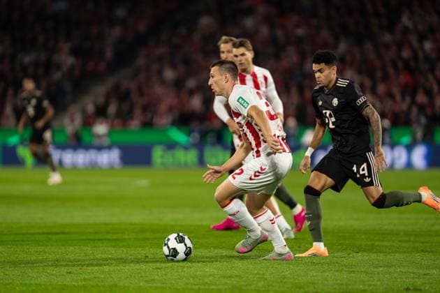 GER, DFB-Pokal 2. Runde, 1. FC Köln vs FC Bayern München Muenchen 29.10.2025, RheinEnergieSTADION, Köln, GER, DFB-Pokal 2. Runde, 1. FC Köln vs FC Bayern München Muenchen im Bild: Zweikampf zwischen Kristoffer Lund (1. FC Köln Koeln, 32) und Luis Diaz Luis Diaz (FC Bayern München Muenchen, 14)