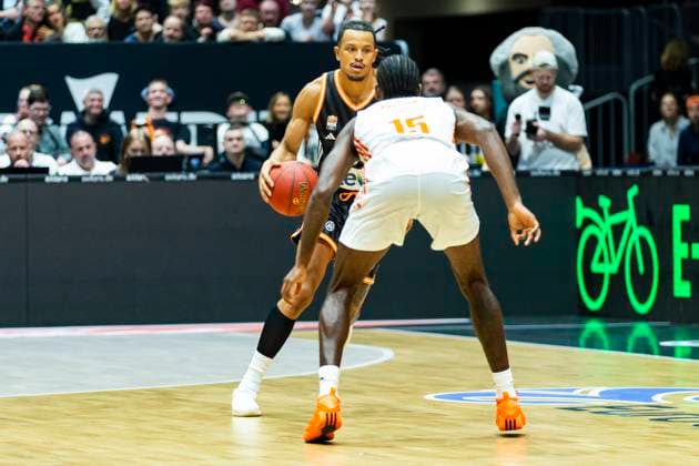 29.10.2025, xomx, Basketball BKT EuroCup 2025 2026, NINERS Chemnitz - ratiopharm ulm v.l. Nelson Weidemann (Ratiopharm Ulm) und Tyron Brewer (Niners Chemnitz) im Zweikampf am Ball Chemnitz