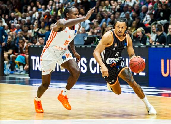 29.10.2025, xomx, Basketball BKT EuroCup 2025 2026, NINERS Chemnitz - ratiopharm ulm v.l. Nelson Weidemann (Ratiopharm Ulm) und Tyron Brewer (Niners Chemnitz) im Zweikampf am Ball Chemnitz