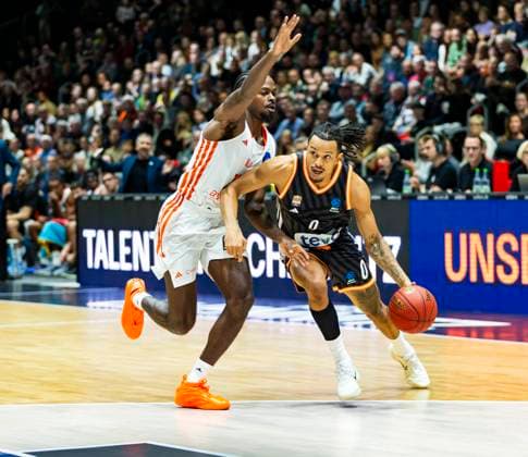 29.10.2025, xomx, Basketball BKT EuroCup 2025 2026, NINERS Chemnitz - ratiopharm ulm v.l. Nelson Weidemann (Ratiopharm Ulm) und Tyron Brewer (Niners Chemnitz) im Zweikampf am Ball Chemnitz