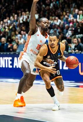 29.10.2025, xomx, Basketball BKT EuroCup 2025 2026, NINERS Chemnitz - ratiopharm ulm v.l. Nelson Weidemann (Ratiopharm Ulm) und Tyron Brewer (Niners Chemnitz) im Zweikampf am Ball Chemnitz