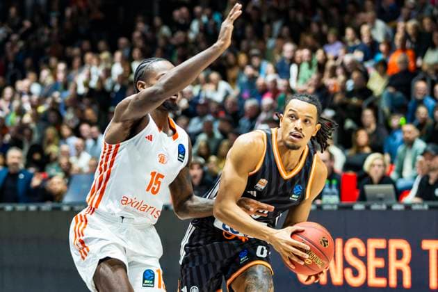29.10.2025, xomx, Basketball BKT EuroCup 2025 2026, NINERS Chemnitz - ratiopharm ulm v.l. Nelson Weidemann (Ratiopharm Ulm) und Tyron Brewer (Niners Chemnitz) im Zweikampf am Ball Chemnitz