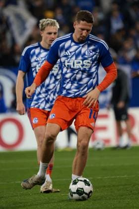 29.10.2025, xhettx, Fussball DFB Pokal 2.Runde, SV Darmstadt 98 - FC Schalke 04 v.l. Janik Bachmann (FC Schalke 04, 14) (DFL DFB REGULATIONS PROHIBIT ANY USE OF PHOTOGRAPHS as IMAGE SEQUENCES and or QUASI-VIDEO) Darmstadt