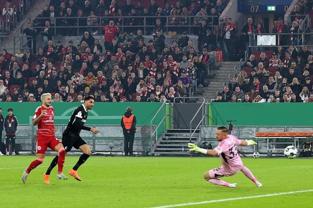 29.10.2025, xrekx, Fussball DFB Pokal 2.Runde, Fortuna Duesseldorf - SC Freiburg v.l. Torschuss zum 0:2 durch Vincenzo Grifo (SC Freiburg) Florian Kastenmeier (Fortuna Duesseldorf) (DFL DFB REGULATIONS PROHIBIT ANY USE OF PHOTOGRAPHS as IMAGE SEQUENCES and or QUASI-VIDEO) Duesseldorf
