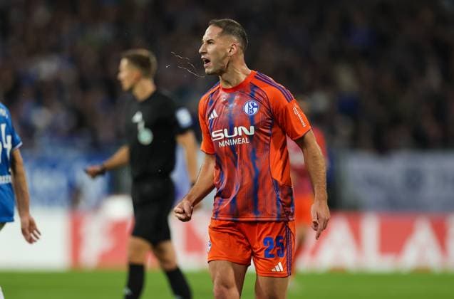 29.10.2025, xdcx, Fussball DFB-Pokal 2. Runde, SV Darmstadt 98 - FC Schalke 04, emonline, emspor, despor, v.l., Nikola Katic (FC Schalke 04) gibt Anweisungen, gestikuliert, mit den Armen gestikulieren gives instructions, gesticulate DFL DFB REGULATIONS PROHIBIT ANY USE OF PHOTOGRAPHS AS IMAGE SEQUENCES AND OR QUASI-VIDEO. Copyright: HMBxMedia Claus