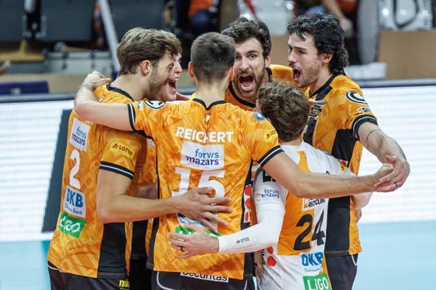 29.10.25, Berlin, Volleyball: 1.Bundesliga, Maenner, 3. Spieltag, BR Volleys - SV Warnemuende, Max-Schmeling-Halle. Die Mannschaft freut sich ueber den erspielten Punkt. BR Volleys - SV Warnemuende