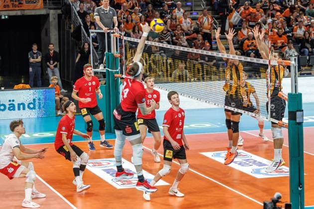 29.10.25, Berlin, Volleyball: 1.Bundesliga, Maenner, 3. Spieltag, BR Volleys - SV Warnemuende, Max-Schmeling-Halle. Jan-Philipp Krabel (SV Warnemuende) spielt den Ball ueber das Netz. BR Volleys - SV Warnemuende