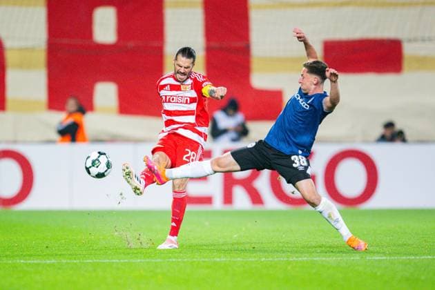 29.10.2025 - Fußball, 2025 2026, 2. Hauptrunde, 1. FC Union Berlin - DSC Arminia Bielefeld: (L-R) Christopher Trimmel (Union Berlin), Marius Wörl (Bielefeld) DFB REGULATIONS PROHIBIT ANY USE OF PHOTOGRAPHS AS IMAGE SEQUENCES AND OR QUASI-VIDEO.