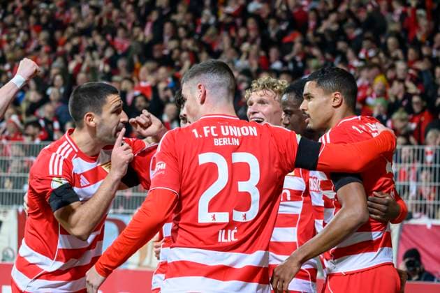 im Bild v.l.: Tor zum 1:0 durch Leopold Querfeld (1.FC Union), Tor, Treffer, Jubel, Torjubel, Freude, Begeisterung, feiert, GER, Berlin, 1. FC Union Berlin vs. Arminia Bielefeld - (DFB Pokal), Bundesliga, Fussball, DFB, Spielzeit 2025 2026, Alte Foersterei, DFB DFL REGULATIONS PROHIBIT ANY USE OF PHOTOGRAPHS AS IMAGE SEQUENCES AND OR QUASI-VIDEO, 29.10.25, Copyright: HMBxMedia UwexKoch