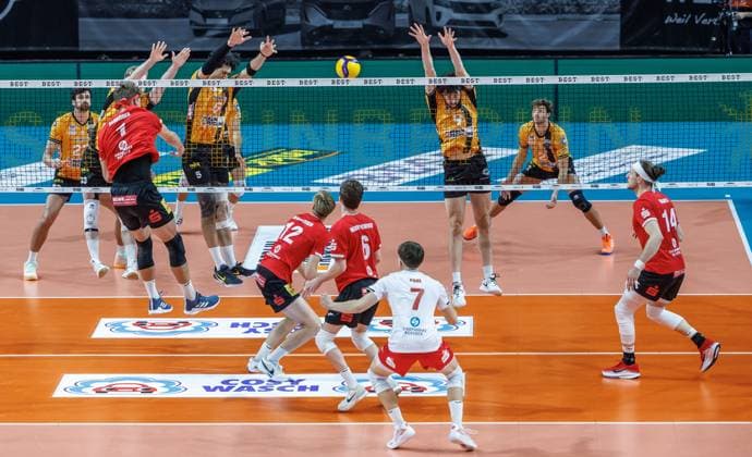 29.10.25, Berlin, Volleyball: 1.Bundesliga, Maenner, 3. Spieltag, BR Volleys - SV Warnemuende, Max-Schmeling-Halle. Soeren Schroeder (SV Warnemuende) spielt den Ball gegen den Block aus Nehemiah Mote (Berlin Volleys). BR Volleys - SV Warnemuende