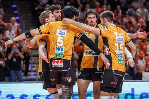 29.10.25, Berlin, Volleyball: 1.Bundesliga, Maenner, 3. Spieltag, BR Volleys - SV Warnemuende, Max-Schmeling-Halle. Die Mannschaft freut sich ueber den erspielten Punkt. BR Volleys - SV Warnemuende