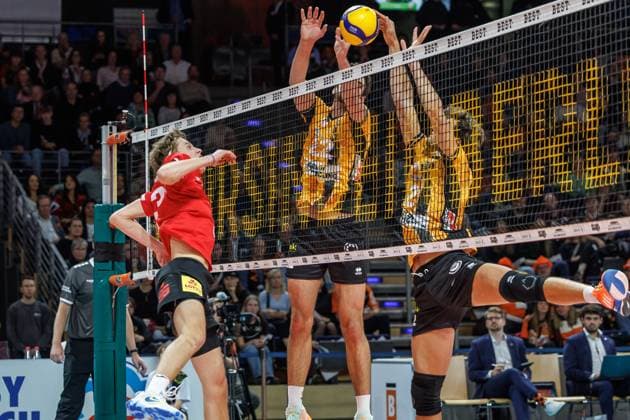 29.10.25, Berlin, Volleyball: 1.Bundesliga, Maenner, 3. Spieltag, BR Volleys - SV Warnemuende, Max-Schmeling-Halle. Noah Van Dam (SV Warnemuende) spielt den Ball gegen den Block aus Jake Hanes (Berlin Volleys) und Jake Hanes (Berlin Volleys). BR Volleys - SV Warnemuende