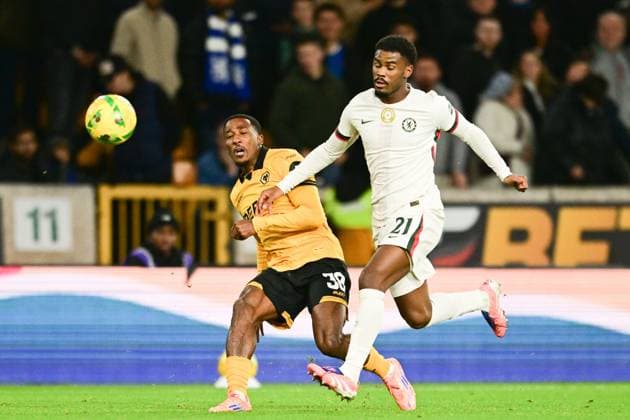 Wolverhampton Wanderers v Chelsea EFL Cup 29 10 2025. Wolverhampton Wanderers defender Jackson Tchatchoua (38) crosses under pressure from Chelsea defender Jorrel Hato (21) during the EFL Cup match between Wolverhampton Wanderers and Chelsea at Molineux, Wolverhampton, England on 29 October 2025. Wolverhampton Molineux West Midlands England Editorial use only DataCo restrictions apply See www.football-dataco.com , Copyright: xDennisxGoodwinx PSI-23127-0020