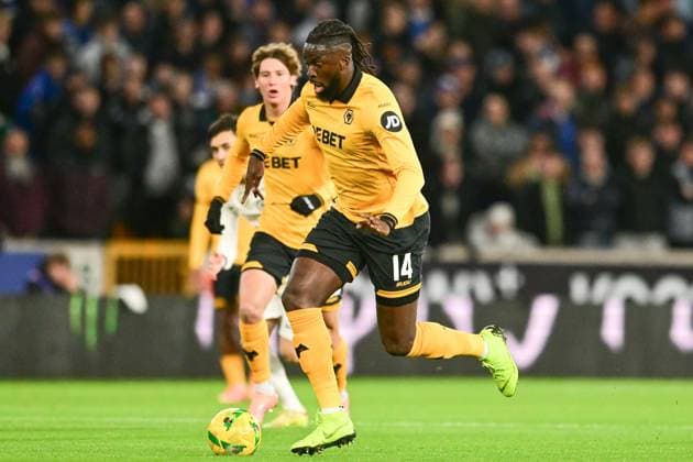 Wolverhampton Wanderers v Chelsea EFL Cup 29 10 2025. Wolverhampton Wanderers forward Tolu Arokodare (14) sprints forward with the ball during the EFL Cup match between Wolverhampton Wanderers and Chelsea at Molineux, Wolverhampton, England on 29 October 2025. Wolverhampton Molineux West Midlands England Editorial use only DataCo restrictions apply See www.football-dataco.com , Copyright: xDennisxGoodwinx PSI-23127-0021