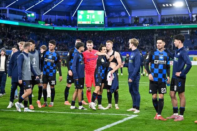 Paderborn, Home Deluxe Arena, 29.10.25, GER, Herren, DFB-Pokal, 2.Runde, Saison 2025-2026, SC Paderborn 07 - Bayer 04 Leverkusen Bild: Spieler aus Paderborn unzufrieden, enttaeuscht, niedergeschlagen, frustriert, traurig vor Fankurve, Fans, Fanblock DFB regulations prohibit any use of photographs as image sequences and or quasi-video. Nordrhein-Westfalen Deutschland