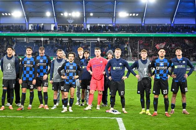 Paderborn, Home Deluxe Arena, 29.10.25, GER, Herren, DFB-Pokal, 2.Runde, Saison 2025-2026, SC Paderborn 07 - Bayer 04 Leverkusen Bild: Spieler aus Paderborn unzufrieden, enttaeuscht, niedergeschlagen, frustriert, traurig vor Fankurve, Fans, Fanblock DFB regulations prohibit any use of photographs as image sequences and or quasi-video. Nordrhein-Westfalen Deutschland