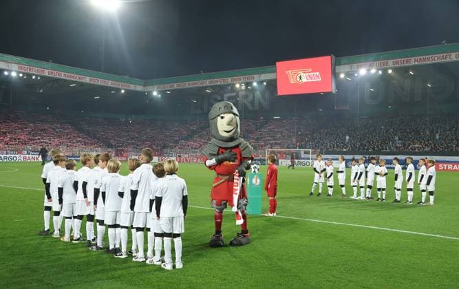 Maskottchen Ritter Keuleund EinlaufkinderStadion an der Alten Försterei AF Sportstätte Übersicht Fußball Fussball DFB Pokal 2.Runde Herren Saison 2025 2026 29.10.2025 1.FC Union Berlin FCU vs. DSC Arminia Bielefeld DFL regulations prohibit any use of photographs as image sequences and or quasi-video.