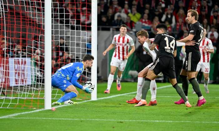 RheinEnergieStadion Köln, 29.10.2025, Fussball: DFB Pokal Saison 2025 26 2. Runde, 1.FC Köln (KOE) vs FC Bayern Muenchen (FCB) _ Torwart Ron-Robert Zieler (KOE) hält eine Großchance der Bayern _ DFB REGULATIONS PROHIBIT ANY USE OF PHOTOGRAPHS AS IMAGE SEQUENCES AND OR QUASI-VIDEO