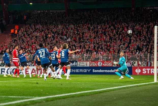 Fußball, Herren, Saison 2025 2026, DFB-Pokal (2. Runde), 1. FC Union Berlin - DSC Arminia Bielefeld, Leopold Querfeld (1. FC Union Berlin) erzielt das Tor zum 1:0 gegen Torhüter Jonas Kersken (Bielefeld), 29.10.2025, Copyright: xSebastianxRäppold MatthiasxKochx