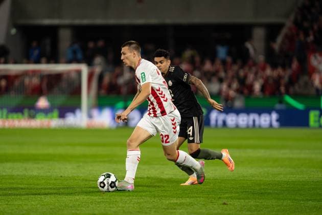 GER, DFB-Pokal 2. Runde, 1. FC Köln vs FC Bayern München Muenchen 29.10.2025, RheinEnergieSTADION, Köln, GER, DFB-Pokal 2. Runde, 1. FC Köln vs FC Bayern München Muenchen im Bild: Zweikampf zwischen Kristoffer Lund (1. FC Köln Koeln, 32) und Luis Diaz Luis Diaz (FC Bayern München Muenchen, 14)