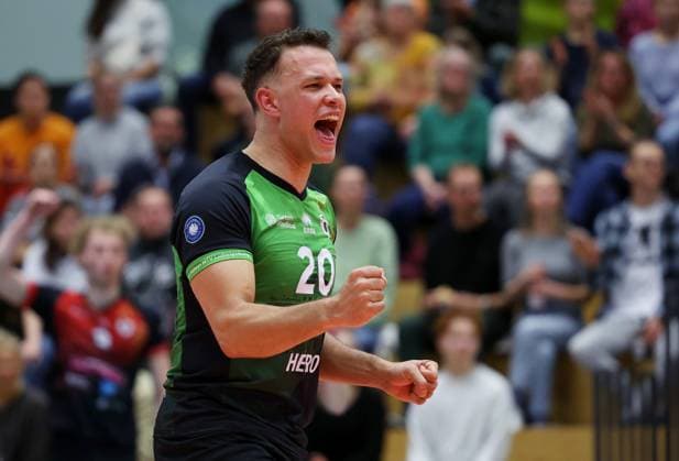 BAU 29.10.2025 Ludwigsburg Volleyball Barock Volleys MTV Ludwigsburg vs. ASV Dachau, Jeffrey Klok (LB) jubelt und ballt die Faust
