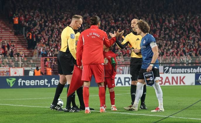 Schiedsrichter Harm Osmers, Christopher Trimmel, Mael Corboz bei Seitenwahl Fußball Fussball DFB Pokal 2.Runde Herren Saison 2025 2026 29.10.2025 1.FC Union Berlin FCU vs. DSC Arminia Bielefeld DFL regulations prohibit any use of photographs as image sequences and or quasi-video.