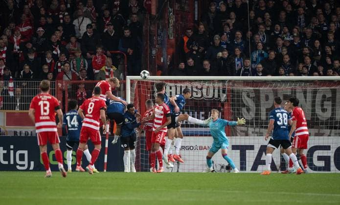 Fußball, Herren, Saison 2025 2026, DFB-Pokal (2. Runde), 1. FC Union Berlin - Arminia Bielefeld, Leopold Querfeld (4. v. l., 1. FC Union Berlin) erzielt das Tor zum 1:0 gegen Torwart Jonas Kersken (Arminia Bielefeld), 29.10.2025, Copyright: xMatthiasxKochx
