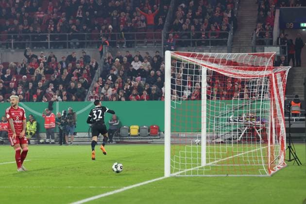 29.10.2025, xrekx, Fussball DFB Pokal 2.Runde, Fortuna Duesseldorf - SC Freiburg v.l. Torjubel nach dem Tor zum celebrating the goal celebrate 0:2 durch Vincenzo Grifo (SC Freiburg) (DFL DFB REGULATIONS PROHIBIT ANY USE OF PHOTOGRAPHS as IMAGE SEQUENCES and or QUASI-VIDEO) Duesseldorf