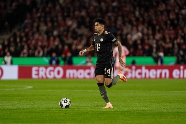 GER, DFB-Pokal 2. Runde, 1. FC Köln vs FC Bayern München Muenchen 29.10.2025, RheinEnergieSTADION, Köln, GER, DFB-Pokal 2. Runde, 1. FC Köln vs FC Bayern München Muenchen im Bild: Luis Diaz Luis Diaz (FC Bayern München Muenchen, 14) Einzelaktion, Ball am Fuss, Ganzkörper, ganzer Körper