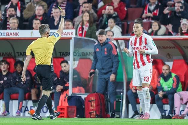 Fußball DFB-Pokal 2. Runde 1. FC Köln - FC Bayern München am 29.10.2025 im RheinEnergieStadion in Köln Schiedsrichter Tobias Welzm( Wiesbaden ), links - zeigt Said El Mala ( Köln ), rechts - die gelbe Karte DFB regulations prohibit any use of photographs as image sequences and or quasi-video.