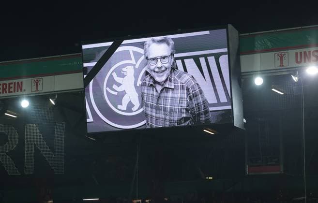 Choreografie und Schweigeminute für Hans Joachim Lesching Fußball Fussball DFB Pokal 2.Runde Herren Saison 2025 2026 29.10.2025 1.FC Union Berlin FCU vs. DSC Arminia Bielefeld DFL regulations prohibit any use of photographs as image sequences and or quasi-video.