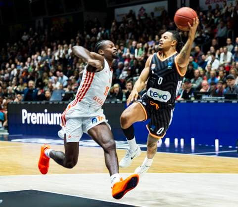 29.10.2025, xomx, Basketball BKT EuroCup 2025 2026, NINERS Chemnitz - ratiopharm ulm v.l. Nelson Weidemann (Ratiopharm Ulm) und Tyron Brewer (Niners Chemnitz) im Zweikampf am Ball Chemnitz
