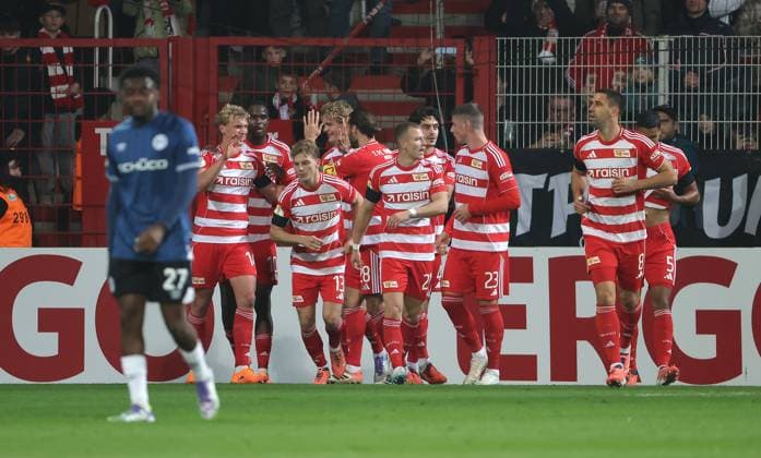 Union Mannschaft jubelt nach 1:0 durch Leopold Querfeld Freude Emotion Jubel Fußball Fussball DFB Pokal 2.Runde Herren Saison 2025 2026 29.10.2025 1.FC Union Berlin FCU vs. DSC Arminia Bielefeld DFL regulations prohibit any use of photographs as image sequences and or quasi-video.
