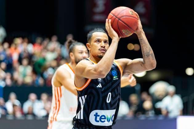 29.10.2025, xomx, Basketball BKT EuroCup 2025 2026, NINERS Chemnitz - ratiopharm ulm v.l. Nelson Weidemann (Ratiopharm Ulm) am Ball Chemnitz