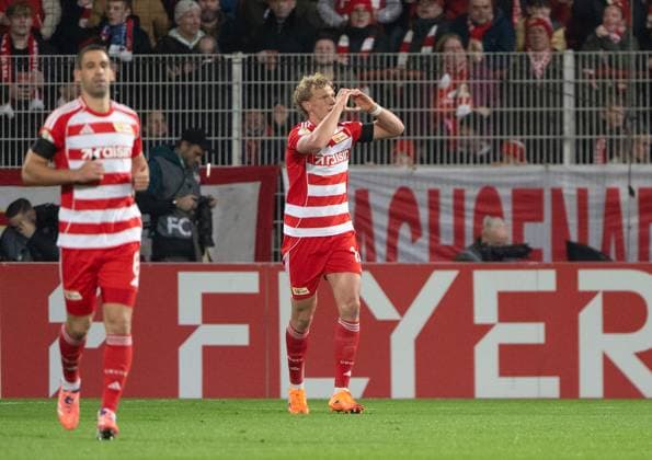 Fußball, Herren, Saison 2025 2026, DFB-Pokal (2. Runde), 1. FC Union Berlin - Arminia Bielefeld, v. l. Rani Khedira (1. FC Union Berlin), Leopold Querfeld (1. FC Union Berlin), Jubel nach Tor zum 1:0, 29.10.2025, Copyright: xMatthiasxKochx