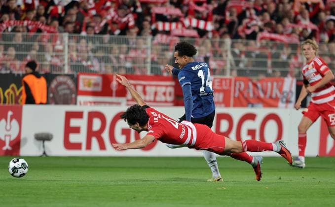 Diogo Leite, Monju Momuluh Zweikampf Spielszene Aktion Fußball Fussball DFB Pokal 2.Runde Herren Saison 2025 2026 29.10.2025 1.FC Union Berlin FCU vs. DSC Arminia Bielefeld DFL regulations prohibit any use of photographs as image sequences and or quasi-video.