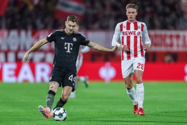 Fußball DFB-Pokal 2. Runde 1. FC Köln - FC Bayern München am 29.10.2025 im RheinEnergieStadion in Köln Josip Stanisic ( München ), links - Sebastian Sebulonsen ( Köln ), rechts DFB regulations prohibit any use of photographs as image sequences and or quasi-video.