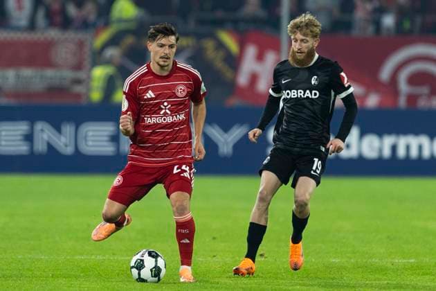 DFB Pokal, Fortuna Duesseldorf vs. SC Freiburg, 29.10.2025 DUESSELDORF, GERMANY - OCTOBER 29: Florent Muslija (Fortuna Duesseldorf, 24), Niklas Beste (SC Freiburg, 19) during the DFB Pokal match between Fortuna Duesseldorf and SC Freiburg in the second round of DFB Pokal at Merkur-Spiel-Arena on October 29, 2025 in Duesseldorf, Germany. DFL regulations prohibit any use of photographs as image sequences and or quasi-video Copyright: xBEAUTIFULxSPORTS Meuselx