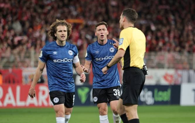 Mael Corboz redet mit Schiedsrichter Harm Osmers Fußball Fussball DFB Pokal 2.Runde Herren Saison 2025 2026 29.10.2025 1.FC Union Berlin FCU vs. DSC Arminia Bielefeld DFL regulations prohibit any use of photographs as image sequences and or quasi-video.