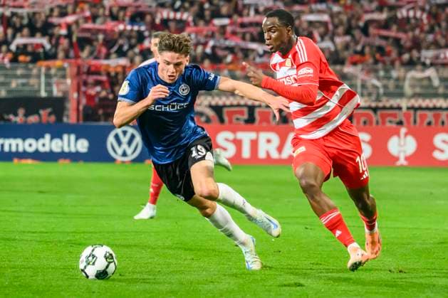 im Bild v.l.: Maximilian Grosser (Arminia Bielefeld, 19), Ilyas Ansah (1.FC Union), Zweikampf, Action, Kampf, kaempft um den Ball, GER, Berlin, 1. FC Union Berlin vs. Arminia Bielefeld - (DFB Pokal), Bundesliga, Fussball, DFB, Spielzeit 2025 2026, Alte Foersterei, DFB DFL REGULATIONS PROHIBIT ANY USE OF PHOTOGRAPHS AS IMAGE SEQUENCES AND OR QUASI-VIDEO, 29.10.25, Copyright: HMBxMedia UwexKoch