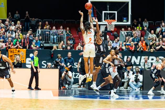 29.10.2025, xomx, Basketball BKT EuroCup 2025 2026, NINERS Chemnitz - ratiopharm ulm v.l. Nike Sibande (Niners Chemnitz) am Ball Chemnitz