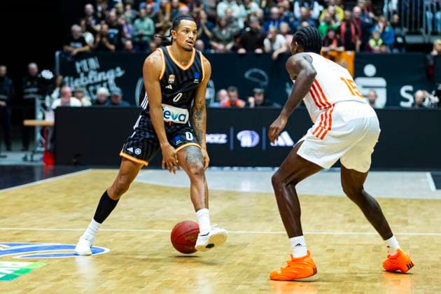 29.10.2025, xomx, Basketball BKT EuroCup 2025 2026, NINERS Chemnitz - ratiopharm ulm v.l. Nelson Weidemann (Ratiopharm Ulm) am Ball im Zweikampf mit Tyron Brewer (Niners Chemnitz) Chemnitz