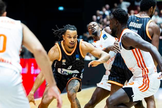 29.10.2025, xomx, Basketball BKT EuroCup 2025 2026, NINERS Chemnitz - ratiopharm ulm v.l. Nelson Weidemann (Ratiopharm Ulm) am Ball Chemnitz